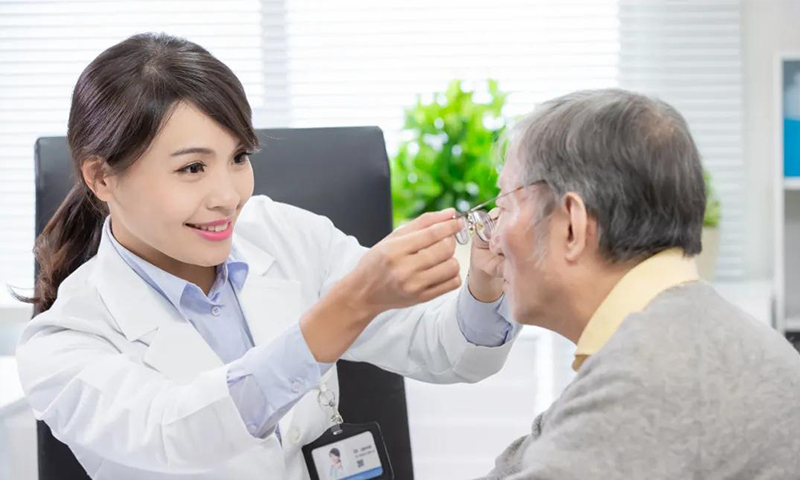 剛進入40歲，你能接受戴老花鏡嗎？