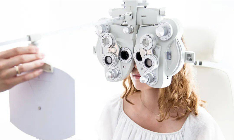 老花鏡配一副夠嗎？該怎么配才對(duì)？