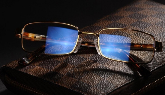 美麗島：一副遠近清晰的老花鏡，全天配戴都不用摘的漸進多焦鏡